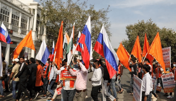 हिंदू सेना ने रूस के समर्थन में दिल्ली के कनॉट प्लेस में निकाला मार्च